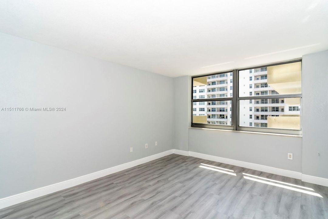 Active With Contract: $473,000 (1 beds, 2 baths, 848 Square Feet)