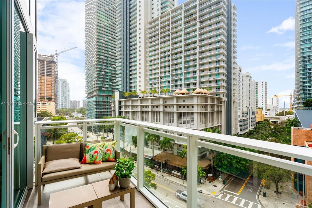 Recently Sold: $825,000 (1 beds, 1 baths, 1078 Square Feet)