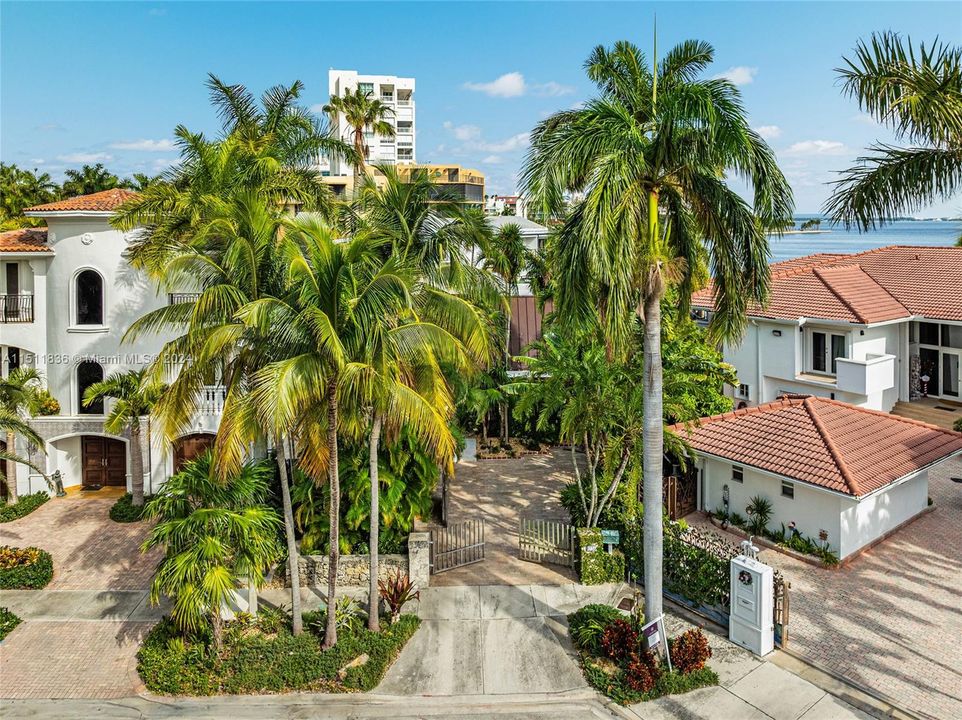 Active With Contract: $5,900,000 (4 beds, 4 baths, 2831 Square Feet)