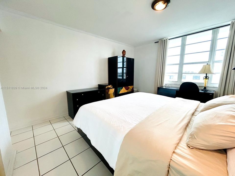 For Sale: $685,000 (1 beds, 1 baths, 700 Square Feet)