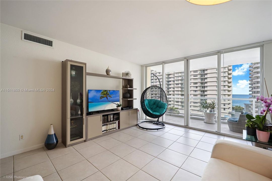 For Sale: $679,000 (2 beds, 2 baths, 1190 Square Feet)
