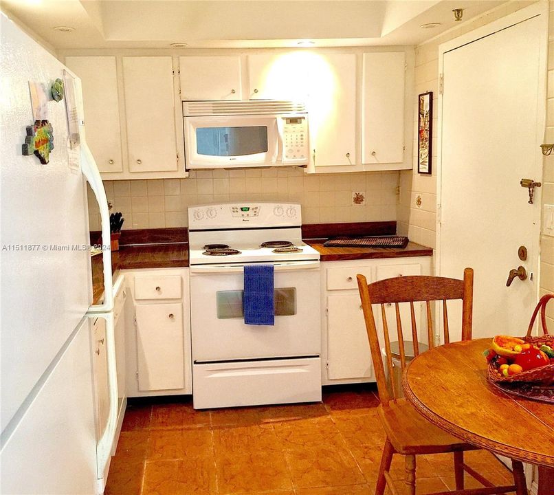 For Sale: $650,000 (1 beds, 1 baths, 929 Square Feet)