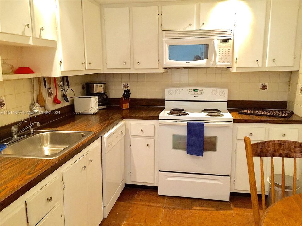 For Sale: $664,000 (1 beds, 1 baths, 929 Square Feet)