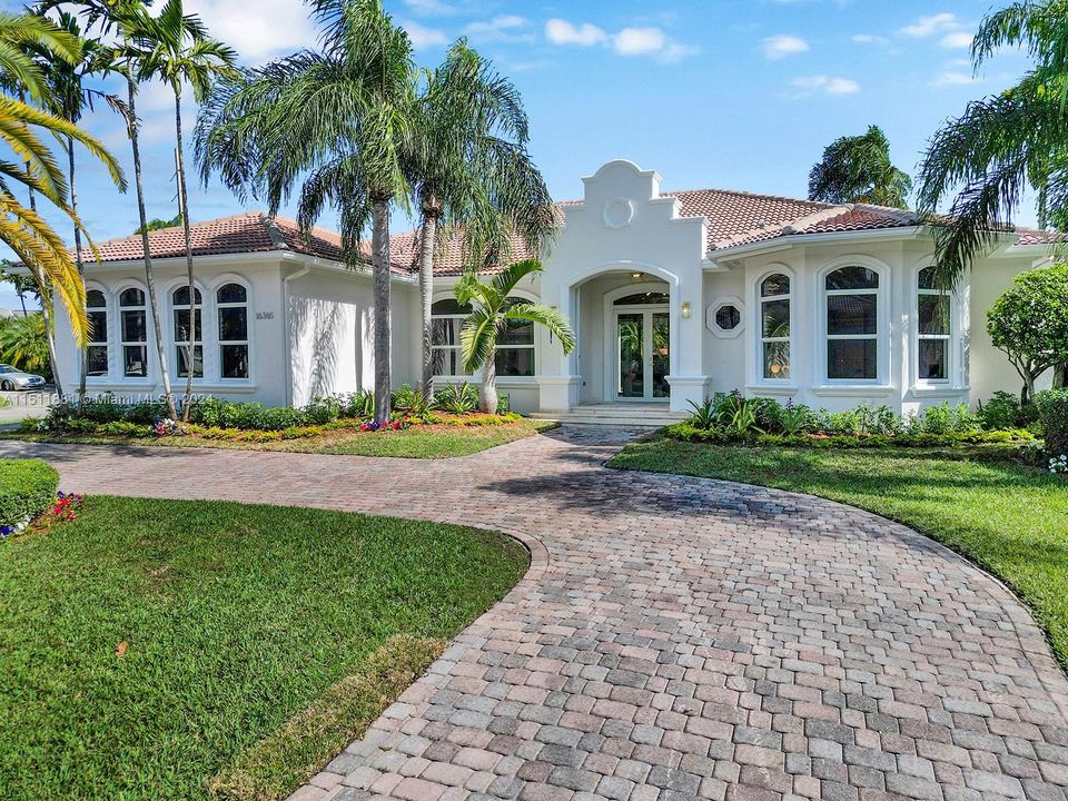 Recently Sold: $2,300,000 (5 beds, 4 baths, 3227 Square Feet)
