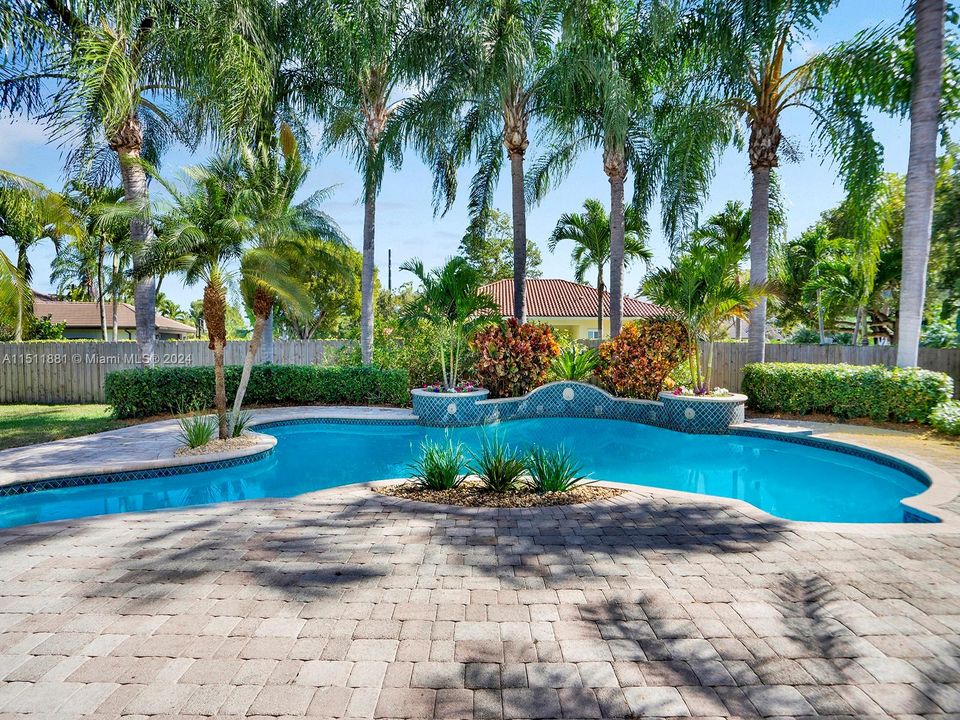 Recently Sold: $2,300,000 (5 beds, 4 baths, 3227 Square Feet)