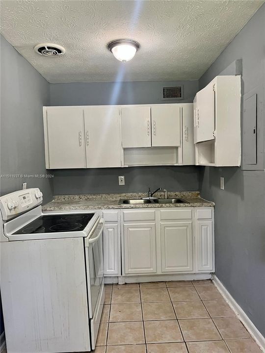 For Sale: $99,000 (2 beds, 1 baths, 682 Square Feet)