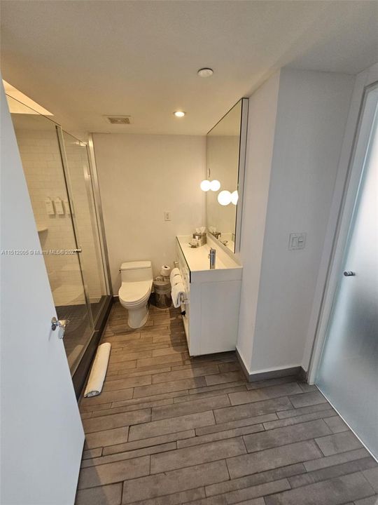 For Sale: $389,999 (1 beds, 1 baths, 676 Square Feet)