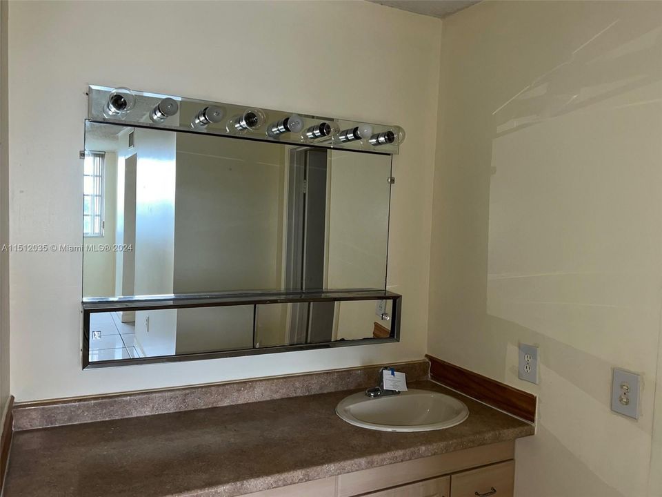 Recently Sold: $274,000 (3 beds, 2 baths, 1467 Square Feet)