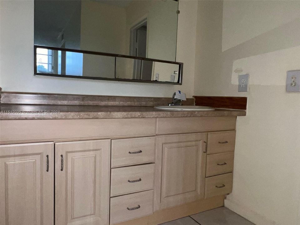 Recently Sold: $274,000 (3 beds, 2 baths, 1467 Square Feet)