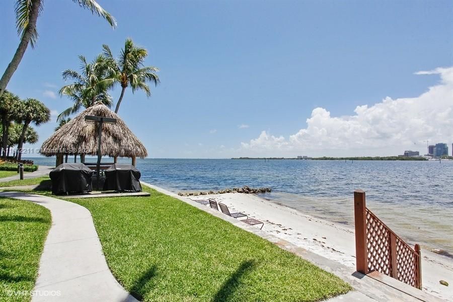 Recently Rented: $11,000 (3 beds, 2 baths, 2614 Square Feet)