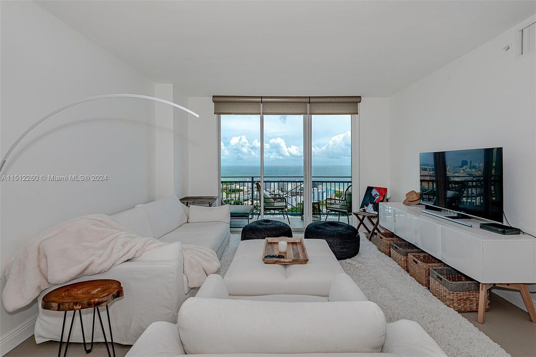 For Sale: $849,000 (1 beds, 1 baths, 740 Square Feet)