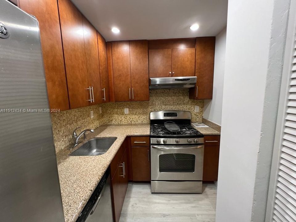 For Sale: $415,000 (2 beds, 2 baths, 1169 Square Feet)
