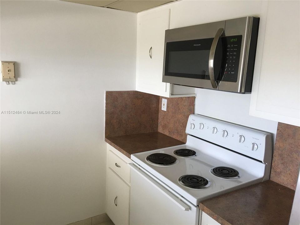 For Sale: $459,000 (1 beds, 2 baths, 990 Square Feet)