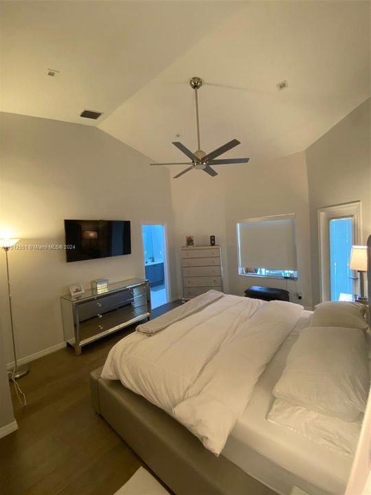 Recently Rented: $5,900 (4 beds, 2 baths, 2444 Square Feet)