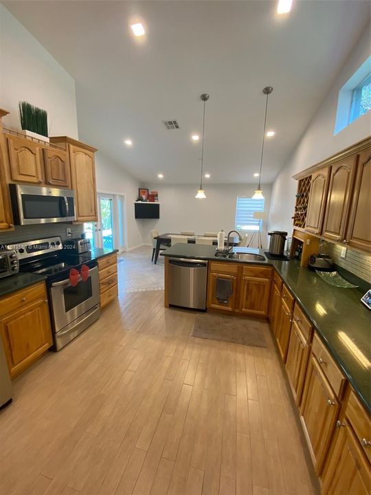 Recently Rented: $5,900 (4 beds, 2 baths, 2444 Square Feet)