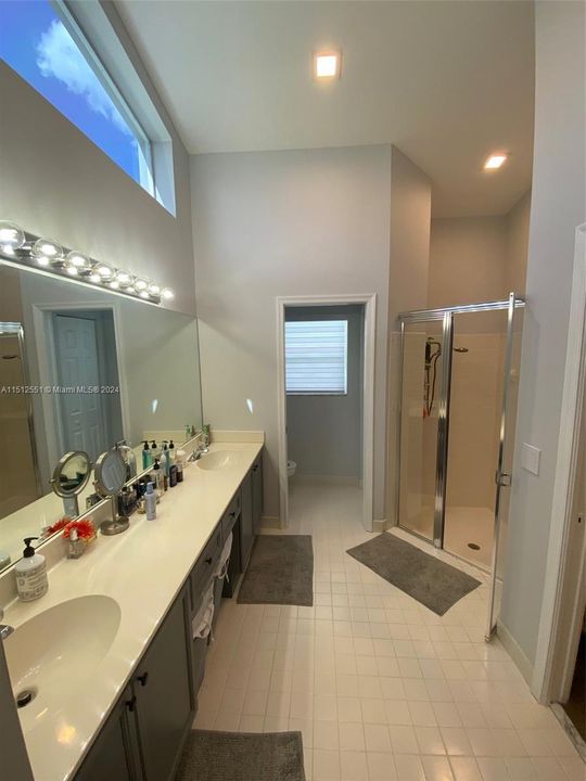 Recently Rented: $5,900 (4 beds, 2 baths, 2444 Square Feet)