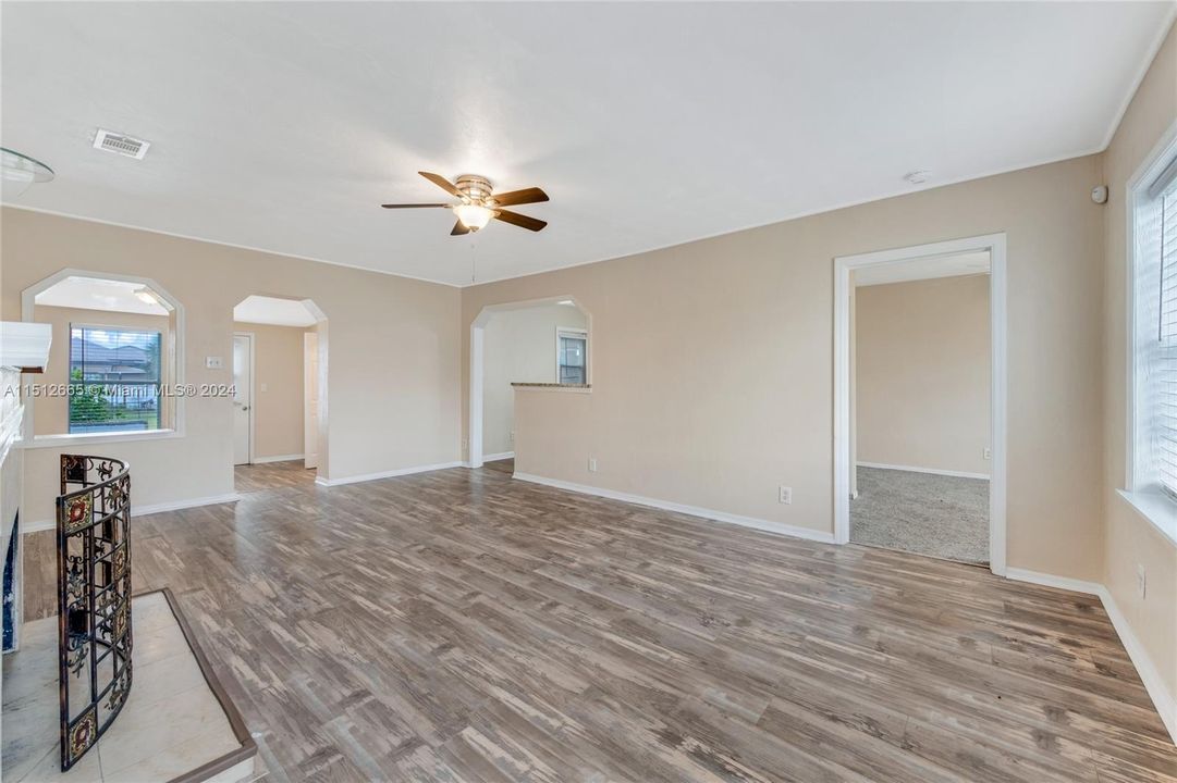 Active With Contract: $349,999 (3 beds, 2 baths, 1476 Square Feet)