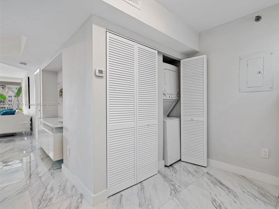 For Sale: $635,000 (1 beds, 1 baths, 962 Square Feet)