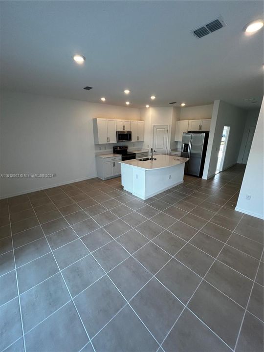 For Rent: $2,250 (3 beds, 2 baths, 1373 Square Feet)