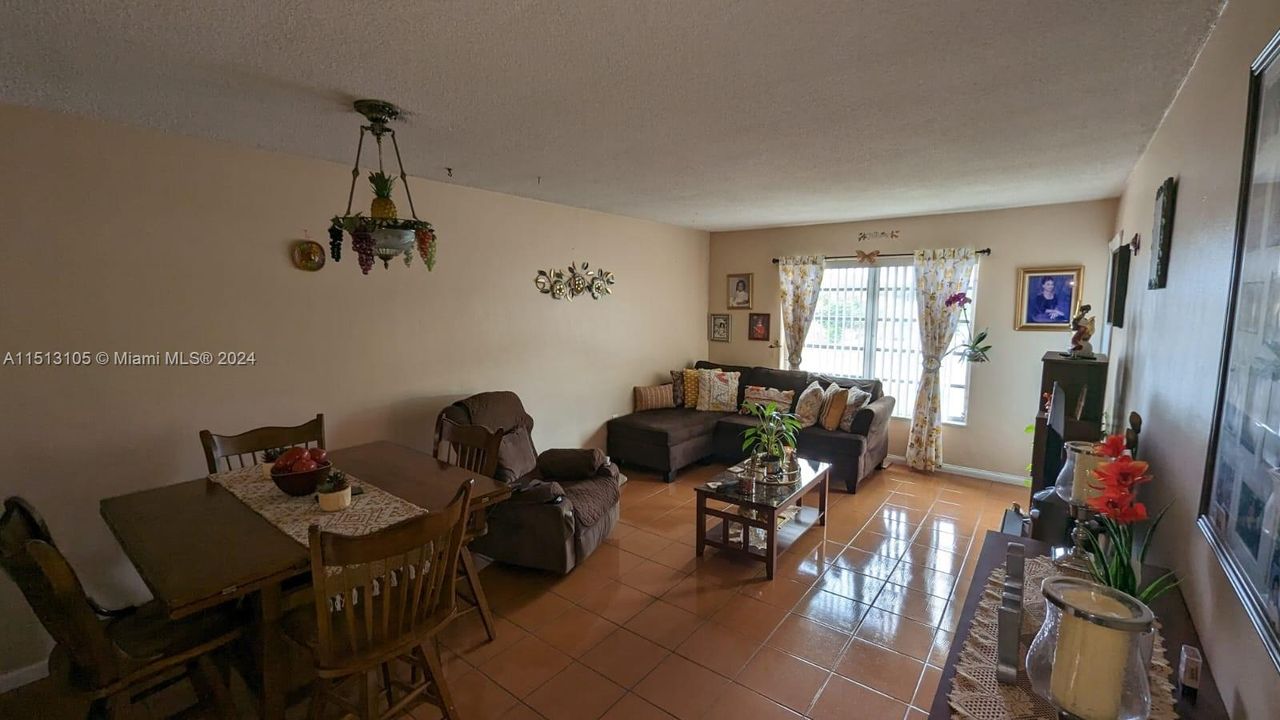 For Sale: $220,000 (1 beds, 1 baths, 644 Square Feet)