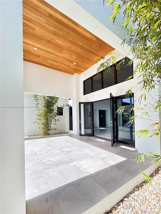 Recently Sold: $4,690,000 (6 beds, 5 baths, 5496 Square Feet)