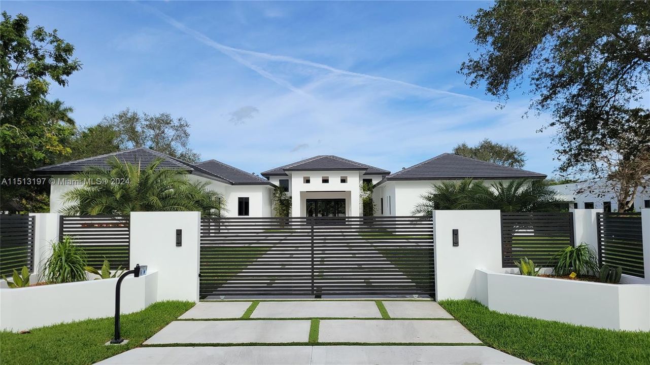 Recently Sold: $4,690,000 (6 beds, 5 baths, 5496 Square Feet)