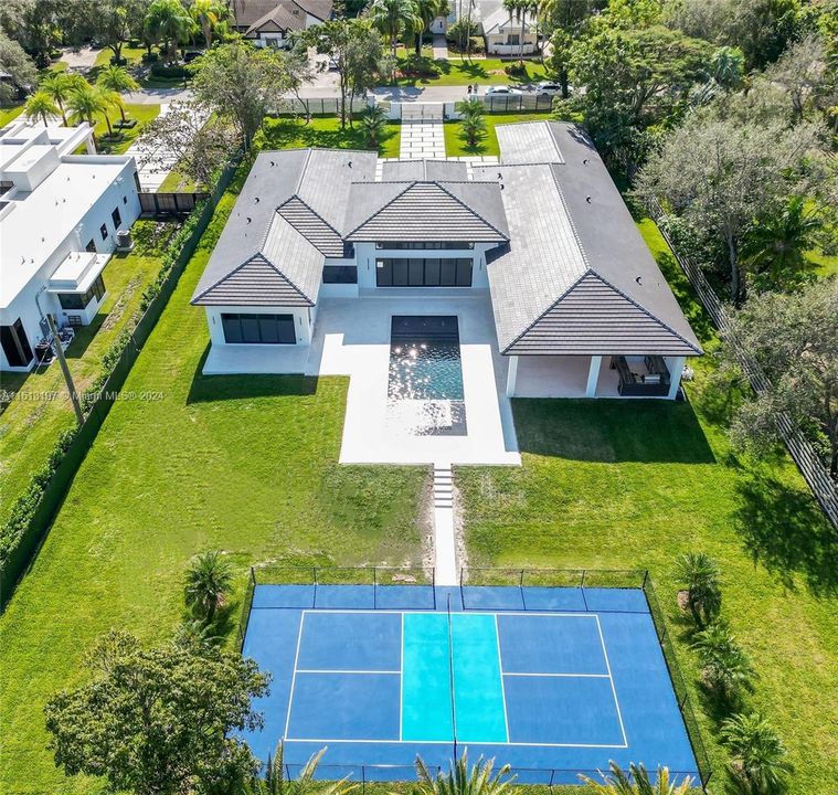 Vendido Recientemente: $4,690,000 (6 camas, 5 baños, 5496 Pies cuadrados)