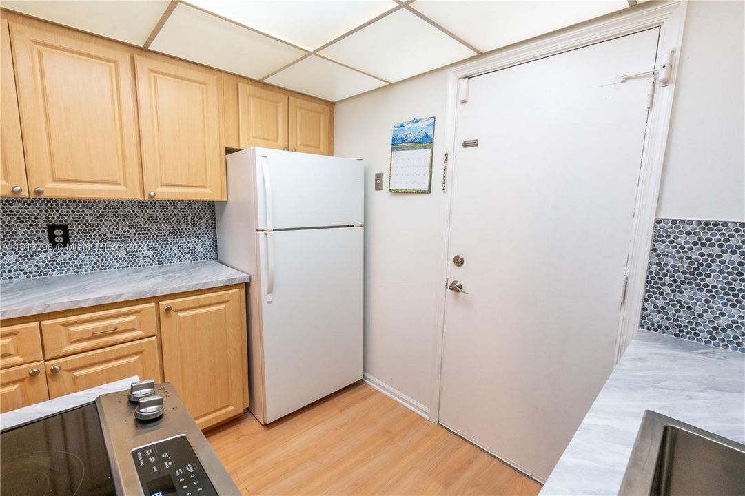 For Sale: $179,500 (2 beds, 1 baths, 875 Square Feet)