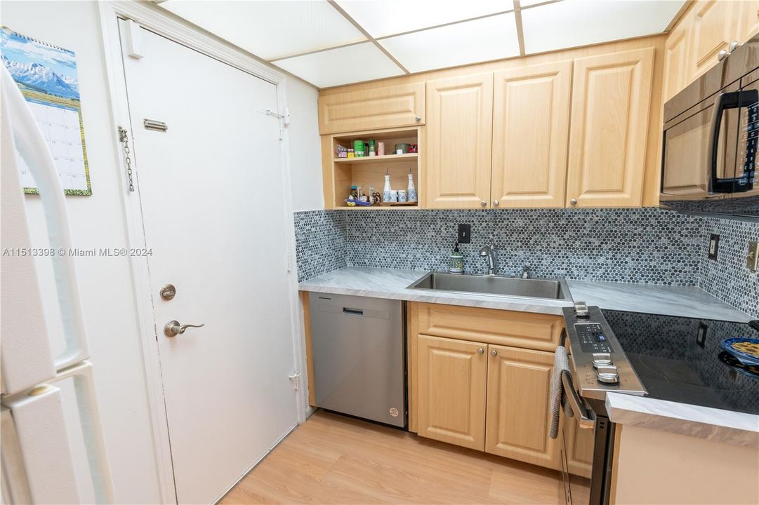 For Sale: $179,500 (2 beds, 1 baths, 875 Square Feet)