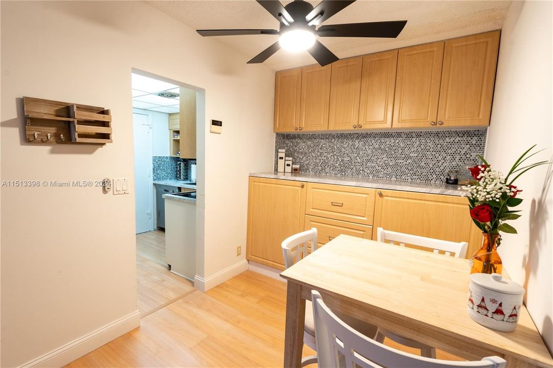 For Sale: $179,500 (2 beds, 1 baths, 875 Square Feet)