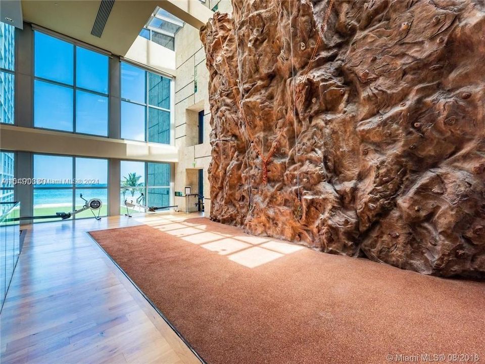 Recently Rented: $10,000 (2 beds, 2 baths, 1255 Square Feet)