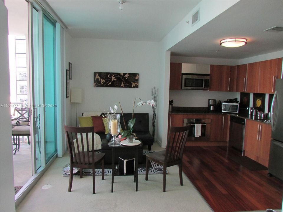 For Sale: $395,000 (1 beds, 1 baths, 539 Square Feet)