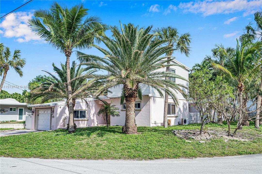 最近售出: $1,799,990 (3 贝兹, 3 浴室, 2318 平方英尺)