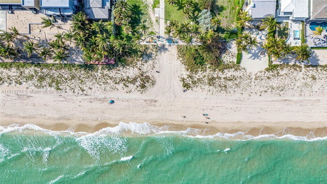 最近售出: $1,799,990 (3 贝兹, 3 浴室, 2318 平方英尺)