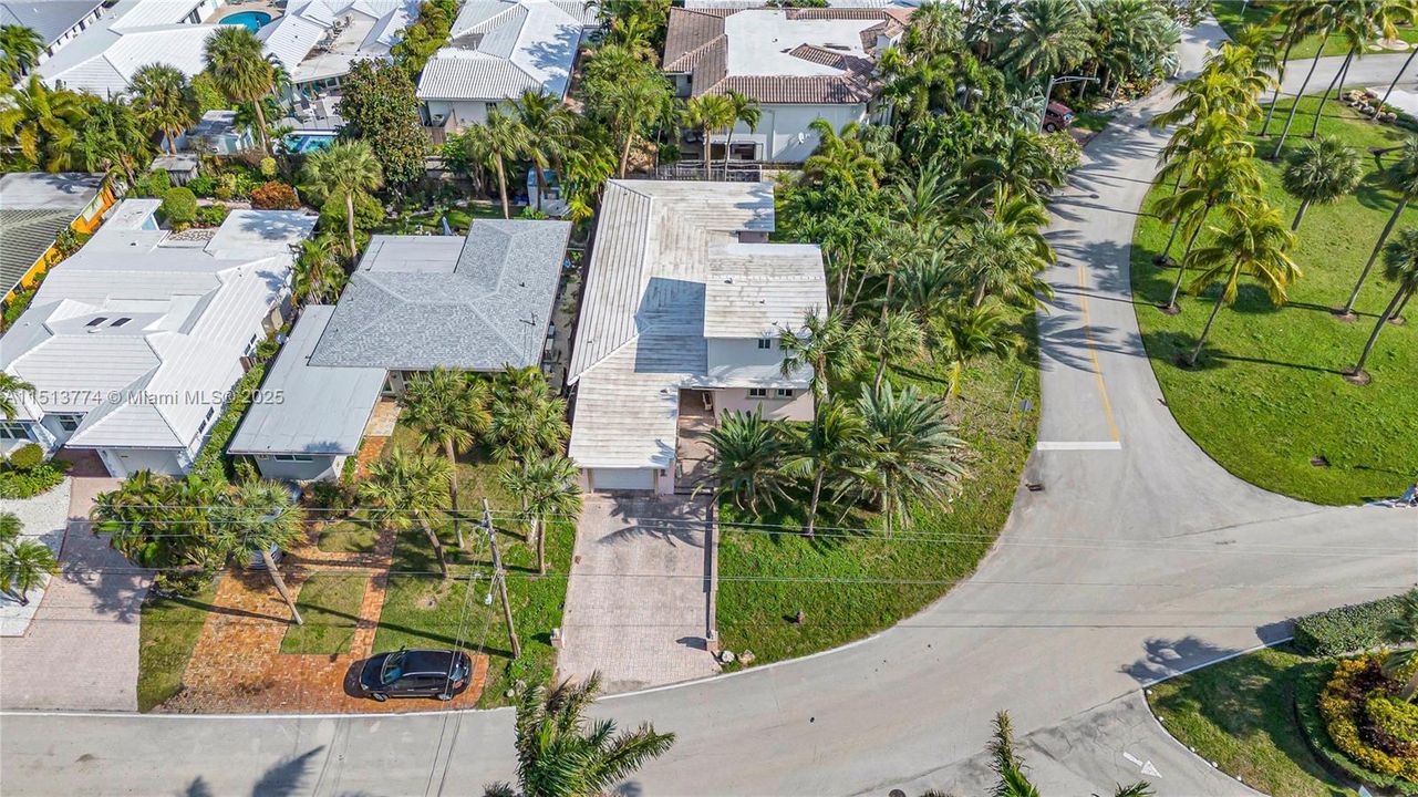 最近售出: $1,799,990 (3 贝兹, 3 浴室, 2318 平方英尺)