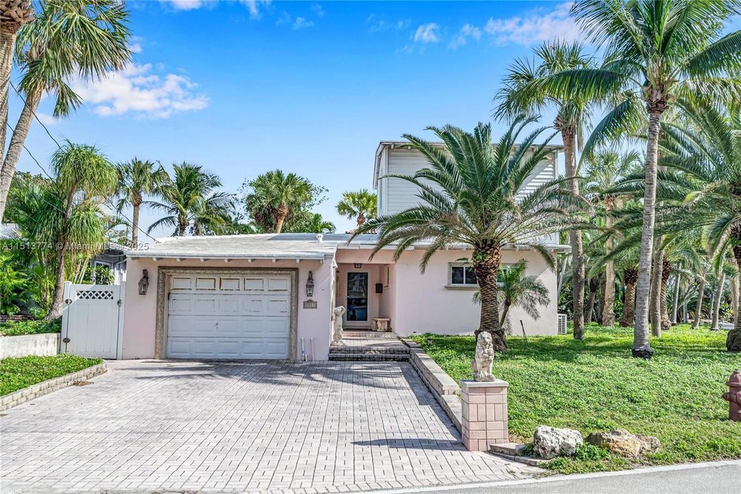 最近售出: $1,799,990 (3 贝兹, 3 浴室, 2318 平方英尺)