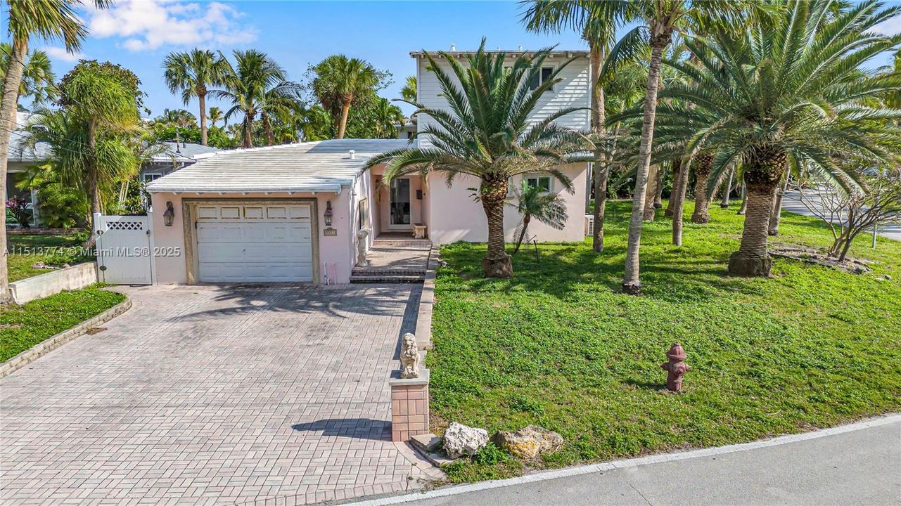 最近售出: $1,799,990 (3 贝兹, 3 浴室, 2318 平方英尺)