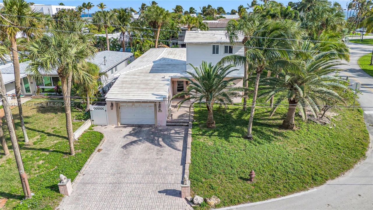 最近售出: $1,799,990 (3 贝兹, 3 浴室, 2318 平方英尺)