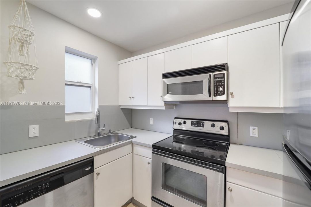 Active With Contract: $250,000 (2 beds, 1 baths, 717 Square Feet)