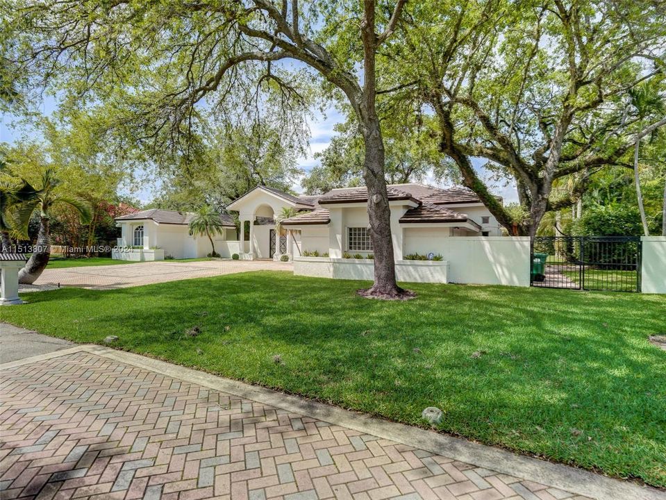 Recently Sold: $2,295,000 (4 beds, 4 baths, 3611 Square Feet)