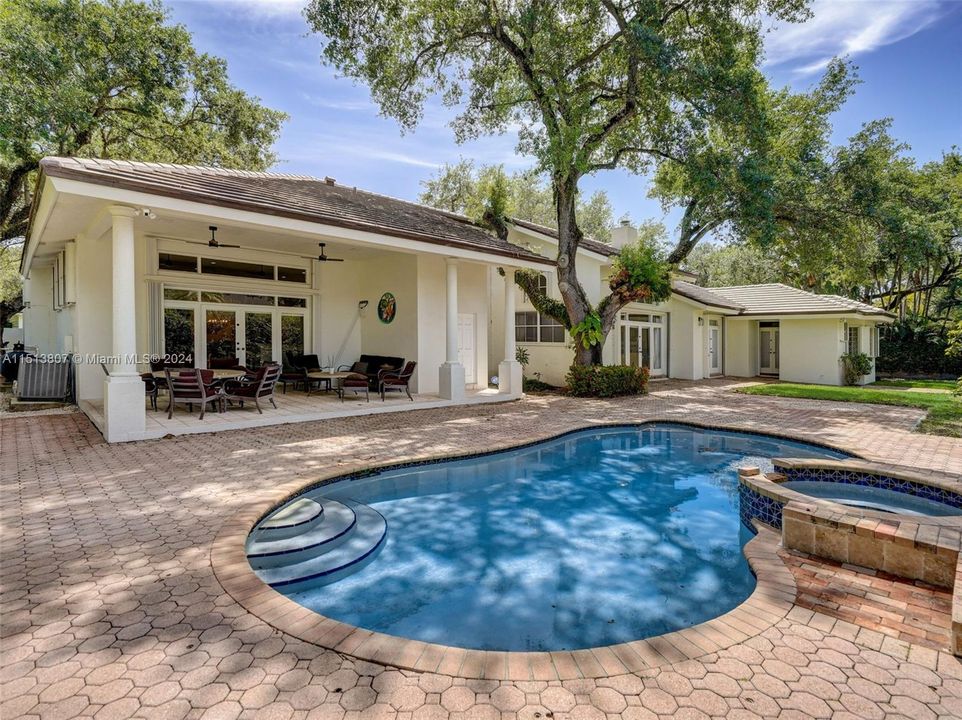 Recently Sold: $2,295,000 (4 beds, 4 baths, 3611 Square Feet)