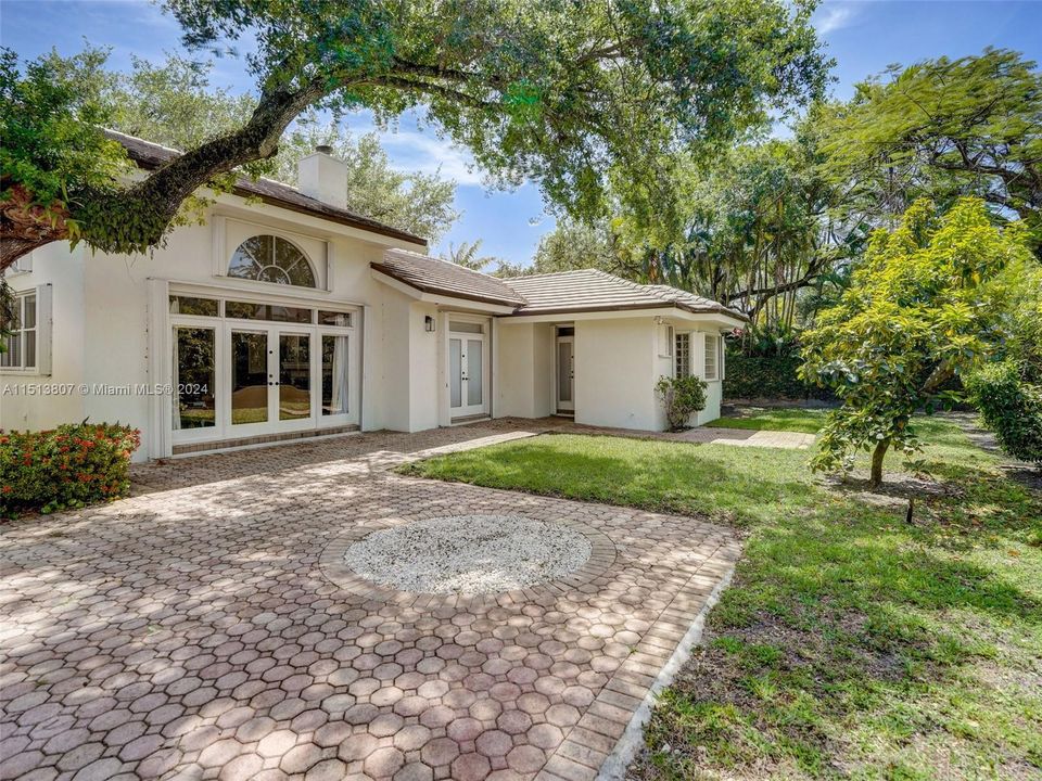 Recently Sold: $2,295,000 (4 beds, 4 baths, 3611 Square Feet)