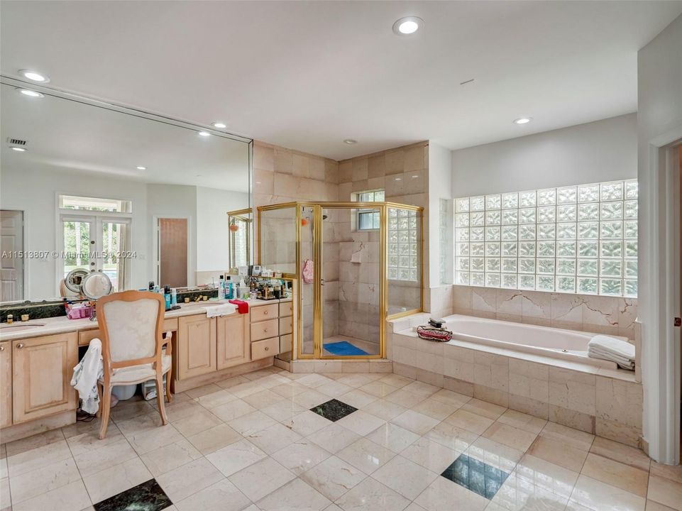 Recently Sold: $2,295,000 (4 beds, 4 baths, 3611 Square Feet)