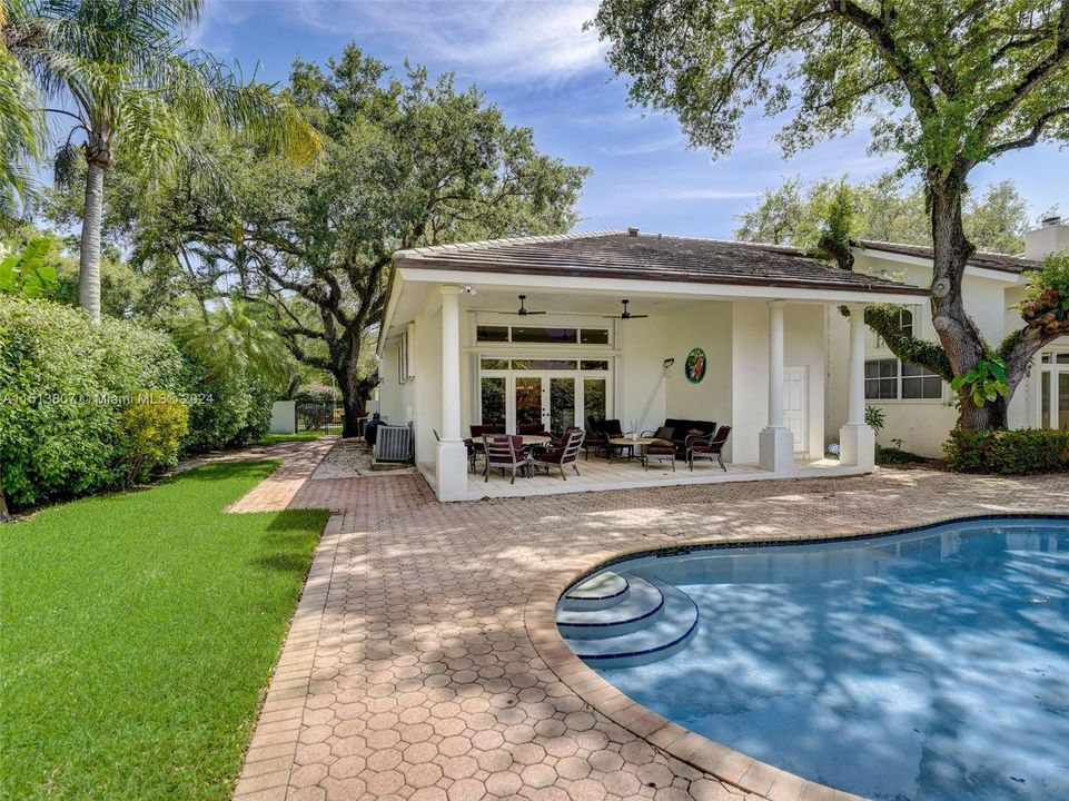 Recently Sold: $2,295,000 (4 beds, 4 baths, 3611 Square Feet)