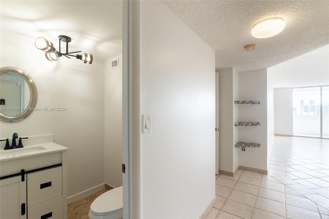 For Sale: $250,000 (1 beds, 1 baths, 766 Square Feet)