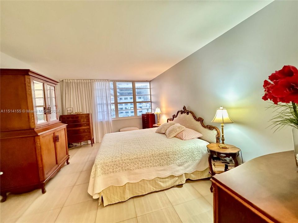 For Sale: $650,000 (1 beds, 1 baths, 890 Square Feet)