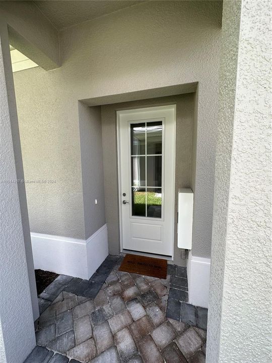 Recently Rented: $3,800 (3 beds, 2 baths, 2000 Square Feet)