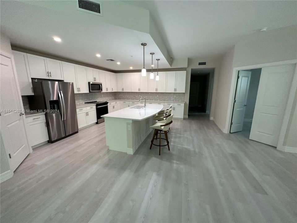 Recently Rented: $3,800 (3 beds, 2 baths, 2000 Square Feet)