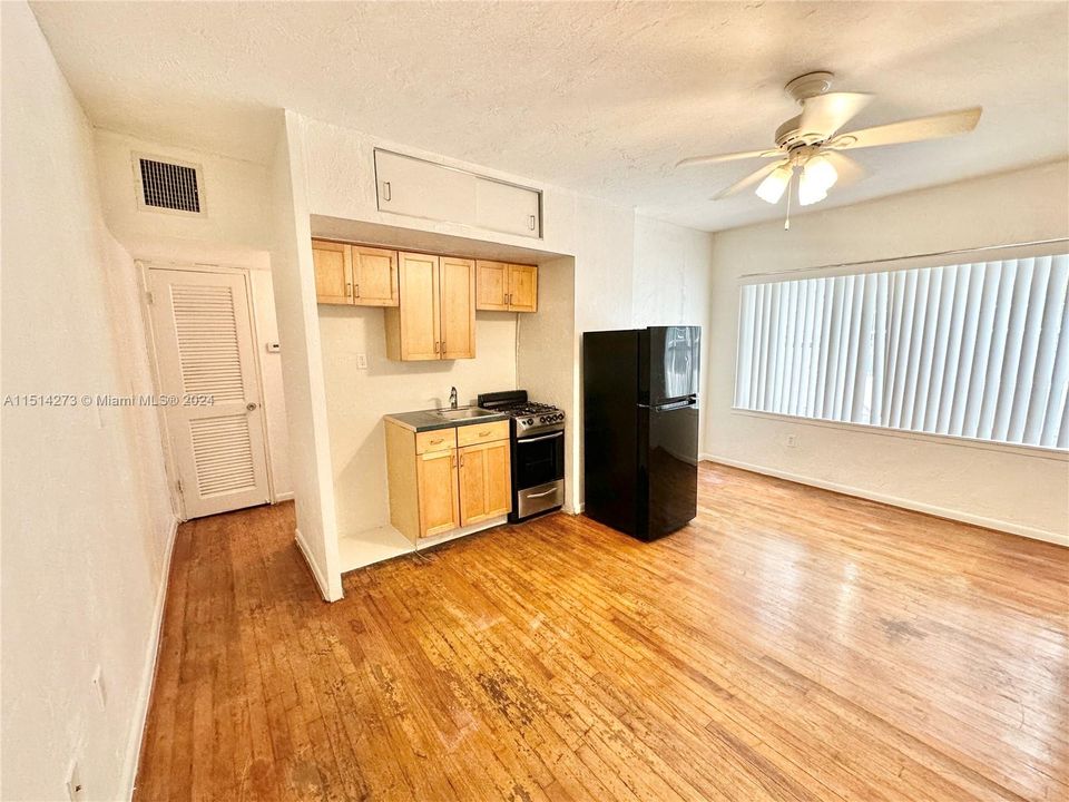 For Sale: $200,000 (1 beds, 1 baths, 428 Square Feet)