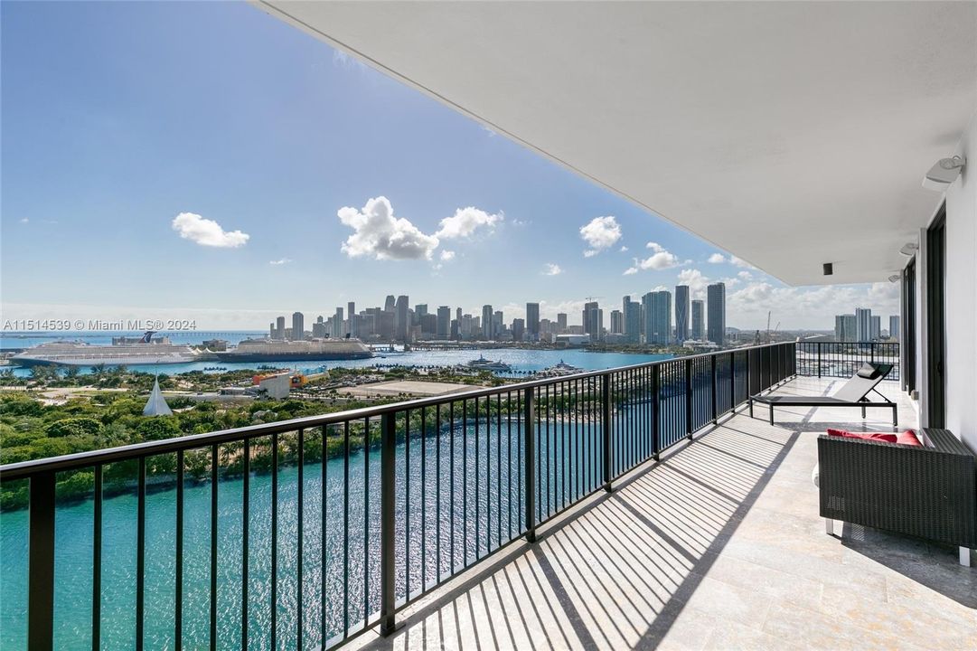 Active With Contract: $7,225,000 (4 beds, 4 baths, 4252 Square Feet)